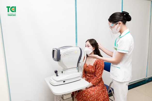 hãy đến bác sĩ để biết cách điều trị viêm kết mạc cấp đúng, hiệu quả