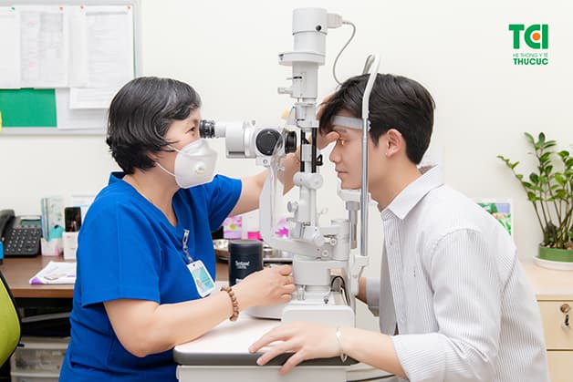 đục thủy tinh thể ở người trẻ tuổi