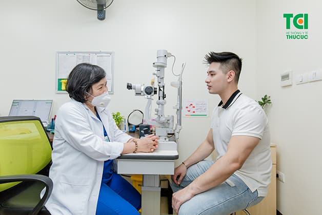 đục thủy tinh thể ở người trẻ tuổi