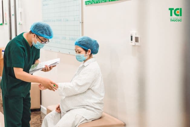 Bác sĩ gây mê sẽ là người quyết định liều lượng thuốc tê và thực hiện việc gây tê ngoài màng cứng cho mẹ