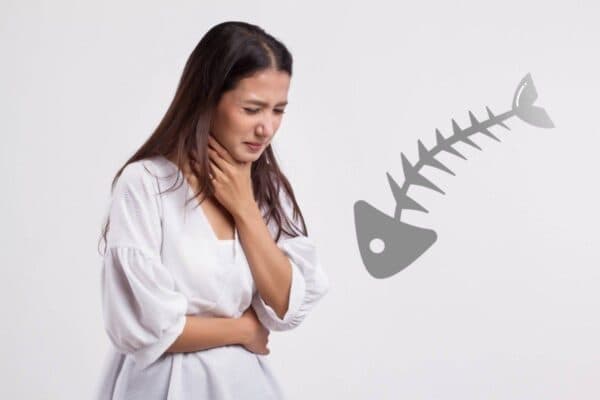 Hóc dị vật ở cổ họng thường có các dấu hiệu như đau rát họng, nuốt vướng…