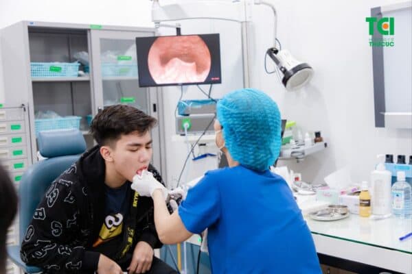 Bác sĩ gắp dị vật bị mắc ở cổ họng cho người bệnh