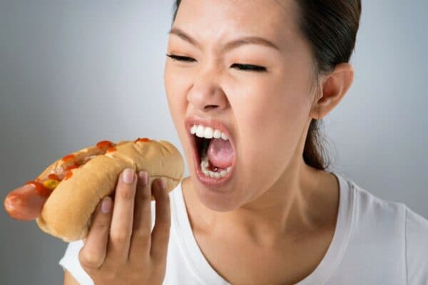 Ăn uống không chú ý có thể dẫn tới mắc dị vật trong họng