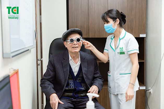 kính lão có cần đo độ không