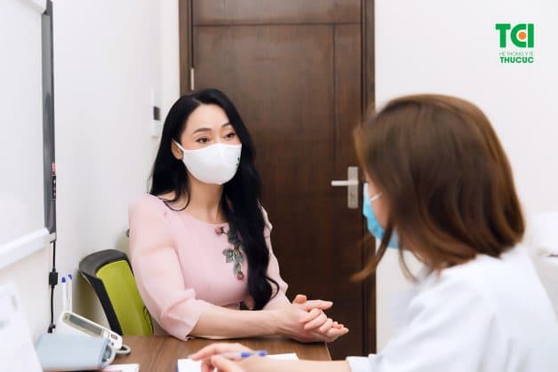 Thường xuyên kiểm soát sức khỏe phụ khoa và những vấn đề bất thường của bản thân, từ đó có thể nhận được giải pháp khắc phục rối loạn kinh nguyệt từ bác sĩ