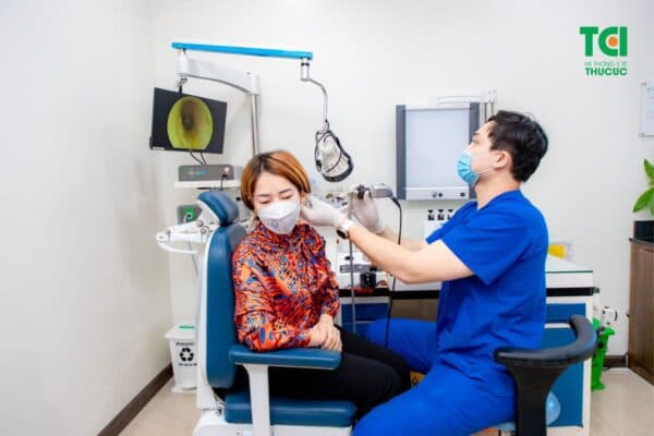 Bác sĩ dùng nhíp để gắp dị vật mắc vào trong tai cho bệnh nhân