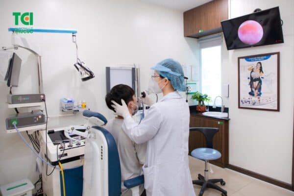 Bác sĩ gắp dị vật trong mũi ra cho bệnh nhân