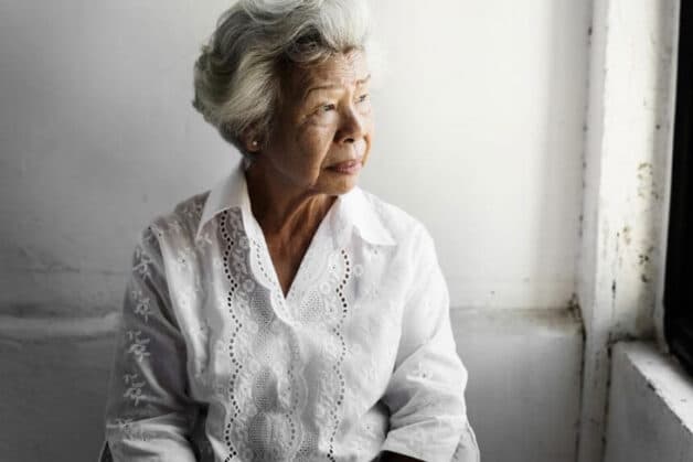 Bệnh alzheimer không chỉ khiến người bệnh mất trí nhớ mà còn gây ra nhiều biến chứng khác