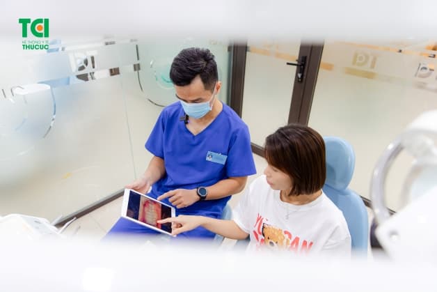 Niềng răng mắc cài pha lê