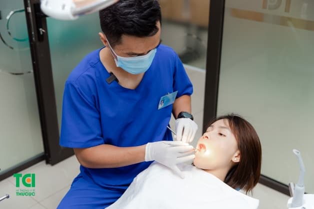 Niềng răng mắc cài pha lê