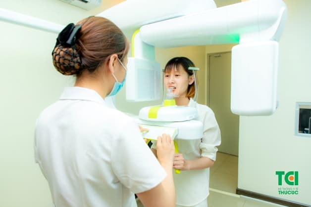 niềng răng sau khi bọc sứ