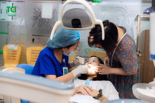 niềng răng sau khi bọc sứ