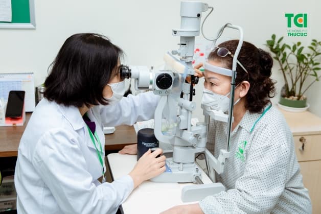 phẫu thuật bong võng mạc bao lâu