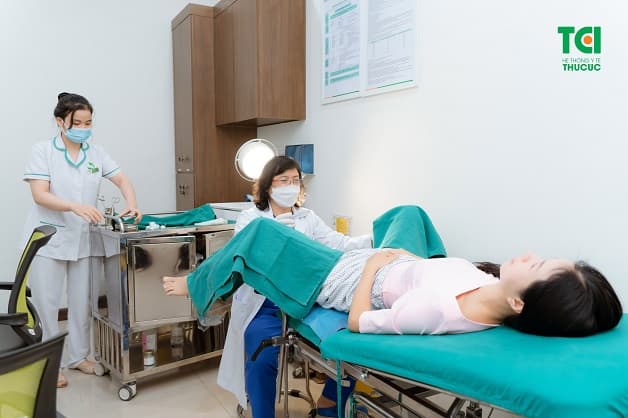Các bác sĩ tại Thu Cúc TCI thực hiện khám và chẩn đoán các bệnh phụ khoa
