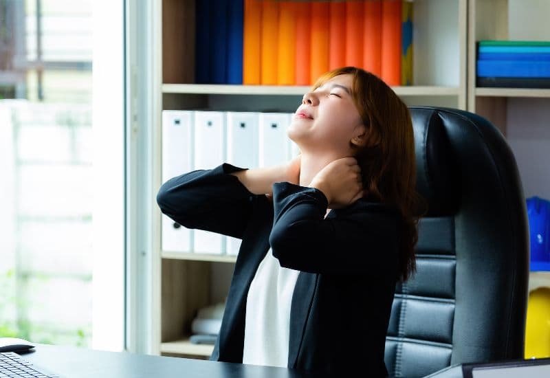 Nhân viên văn phòng - đối tượng có nguy cơ cao mắc bệnh thoái hóa đốt sống cổ