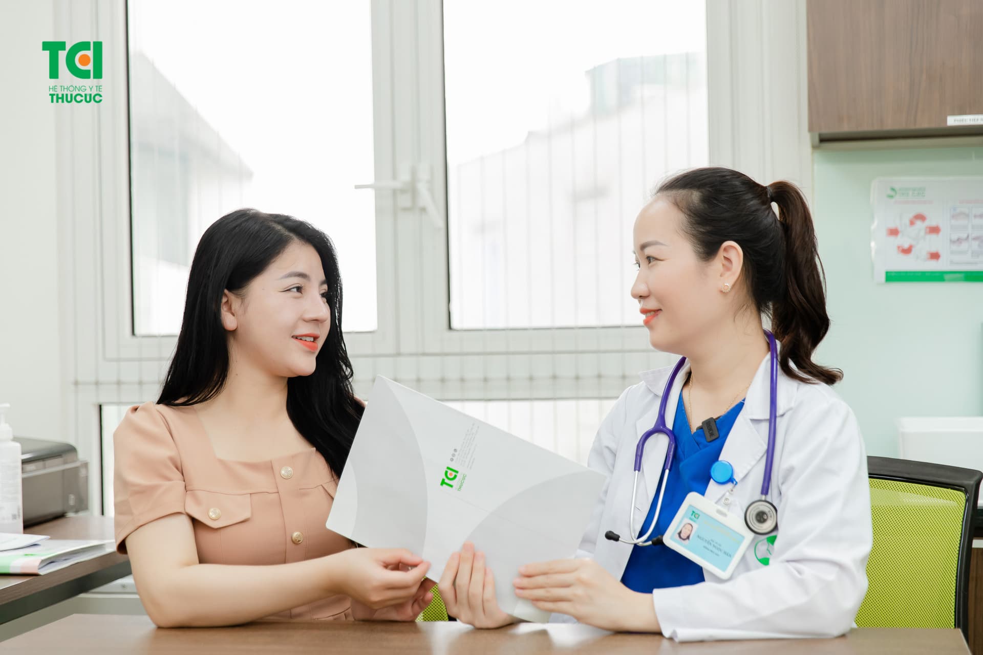 Chị em nên liên hệ với bác sĩ để biết chi tiết việc u xơ tử cung đặt vòng có sao không tùy vào tình trạng sức khỏe của mình