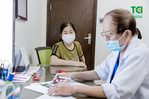 Nhận thấy những biểu hiện bất thường, bệnh nhân cần tới gặp bác sĩ chuyên khoa ngay để được hướng dẫn khám và điều trị