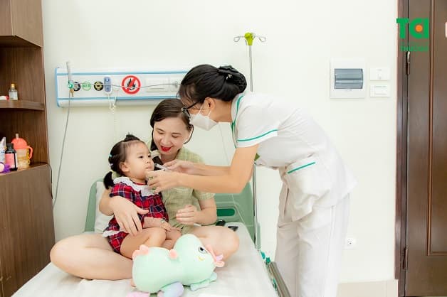 Đưa trẻ đến gặp bác sĩ nếu có bất kỳ nghi ngờ hoặc vấn đề liên quan đến mắt