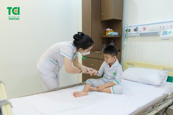 Điều trị viêm mũi dị ứng ở trẻ bằng thuốc theo chỉ định của bác sĩ