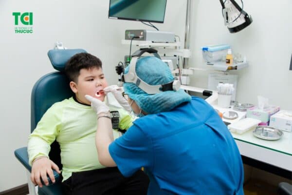 Bác sĩ xử trí khi trẻ bị hóc dị vật  