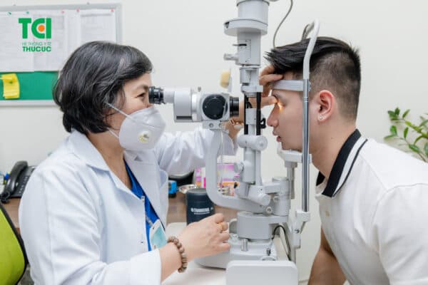 Khám mắt định kỳ để phát hiện rách võng mạc