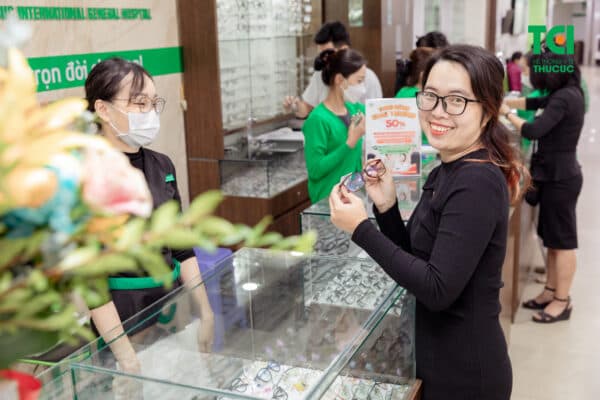 Đeo kính khắc phục rối loạn ở thị giác