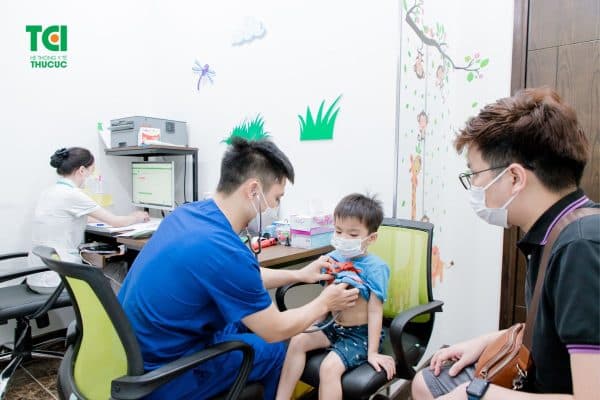 Cha mẹ nên đưa trẻ tới bệnh viện sớm để được bác sĩ xử trí lồng ruột kịp thời