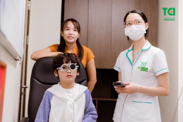 Khám mắt định kỳ mỗi năm để phát hiện loạn thị hay không