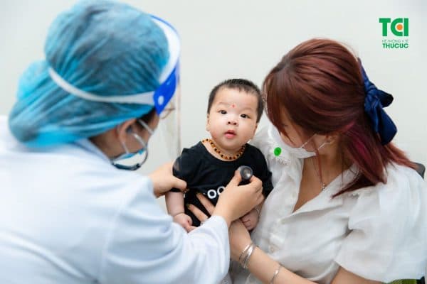 Cho trẻ đi khám sức khỏe định kỳ để kiểm soát bệnh lý và biết cách phòng ngừa bệnh cho trẻ