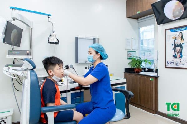 Khám tai mũi họng cho trẻ định kỳ để kiểm soát sức khỏe đúng cách