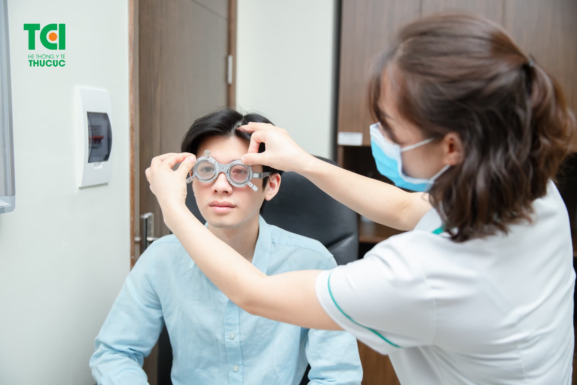 Bạn nên chọn kính thuốc tại địa chỉ uy tín có  bác sĩ hoặc chuyên gia thị lực trực tiếp khám và cắt kính