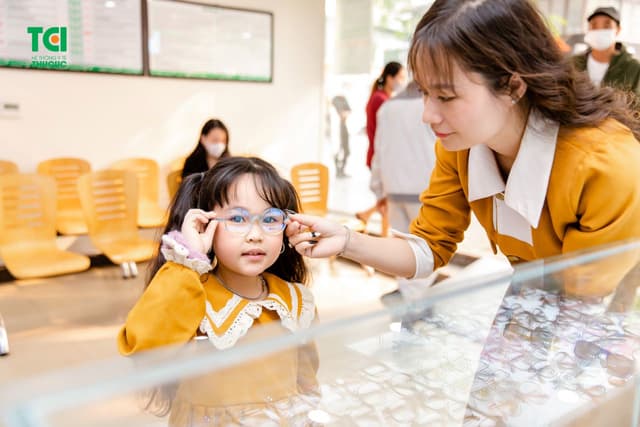 Quy trình cắt kính cận trẻ em và những điều cần lưu ý