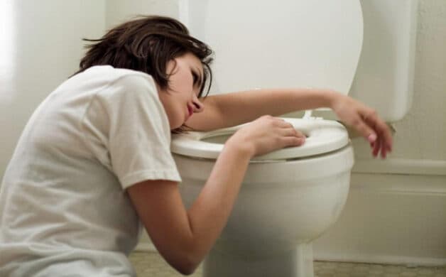 Tiêu chảy kèm nôn ói dấu hiệu đặc trưng của bệnh viêm dạ dày ruột.