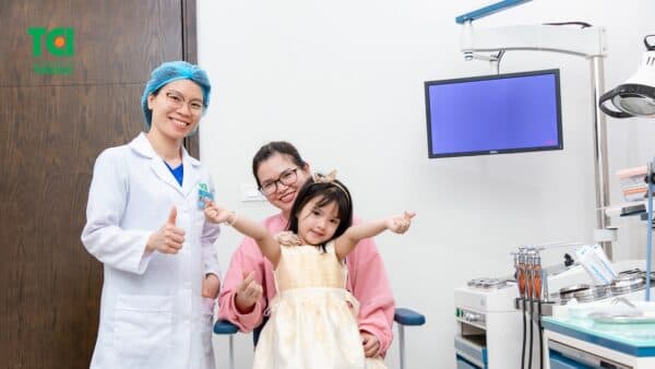 Nên cho trẻ khám định kỳ để hạn chế cảm lạnh