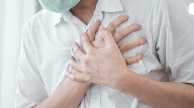 Đau tức ngực là một trong những dấu hiệu rối loạn nhịp tim cần lưu ý
