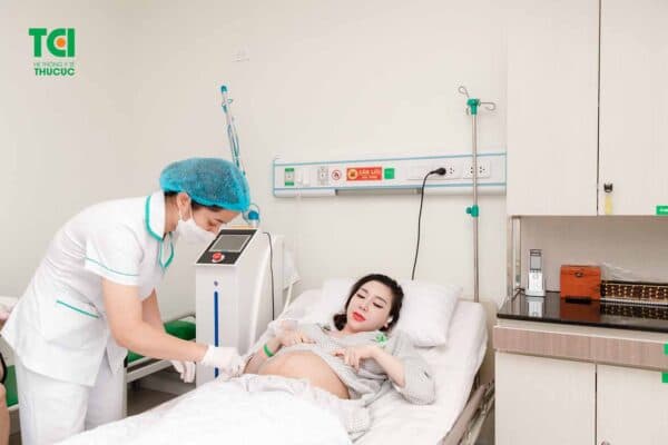 Sau sinh, cơ thể xồ xề, nhu cầu lấy lại vóc dáng khiến các mẹ quan tâm tới việc sinh mổ 5 tháng lắc vòng được không