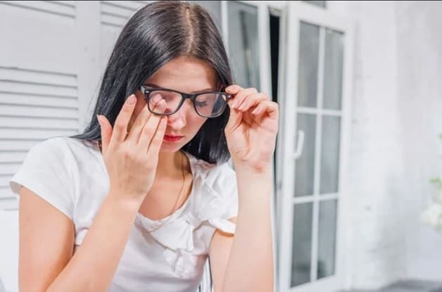 Đeo kính loạn thị phù hợp với nhu cầu thị lực giúp cải thiện tầm nhìn và tận hưởng cuộc sống