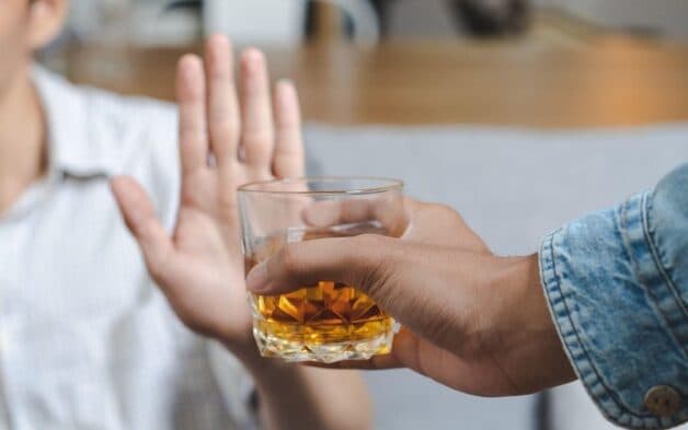 Uống rượu bia làm tăng axit dạ dày nhanh chóng, khiến các tổn thương thêm trầm trọng.