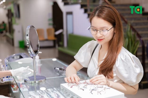 Đeo kính cận là cách khắc phục những bất tiện của bệnh cận thị