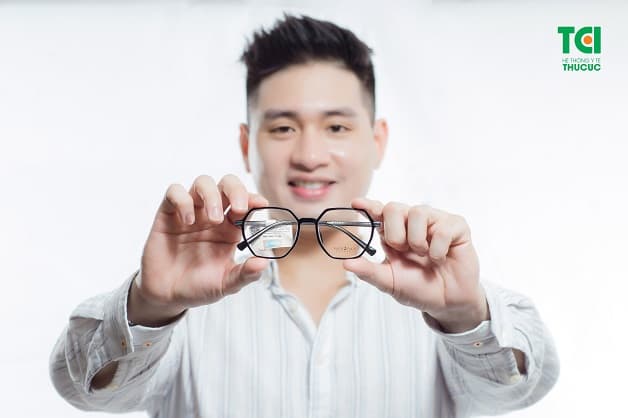 Việc đeo kính giúp người cận thị dễ dàng sinh hoạt và học tập
