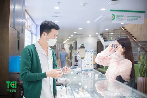 Đeo kính cận phù hợp mang lại lợi ích lớn cho đôi mắt