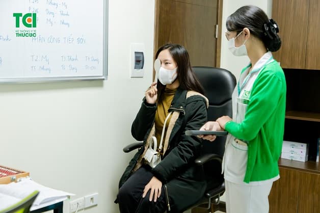 Bệnh nhân tiến hành đo thị lực bằng bảng điện tử