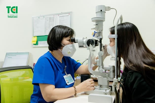 Bác sĩ kiểm tra bệnh lý về mắt bằng máy sinh hiển vi