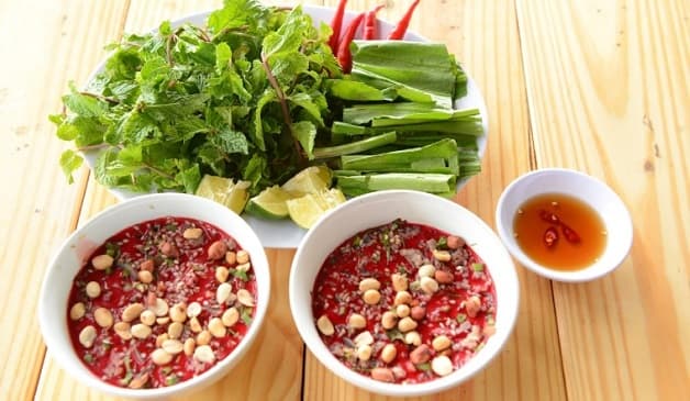 Mọi người không nên ăn thực phẩm chưa được nấu chín vì có thể lây nhiễm vi khuẩn