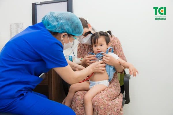 Điều trị hội chứng lỵ cho trẻ bằng việc sử dụng thuốc, bù nước… theo chỉ định của bác sĩ