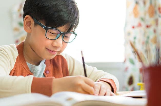 Sử dụng kính loạn thị trẻ em nhằm hỗ trợ trẻ trong các hoạt động học tập