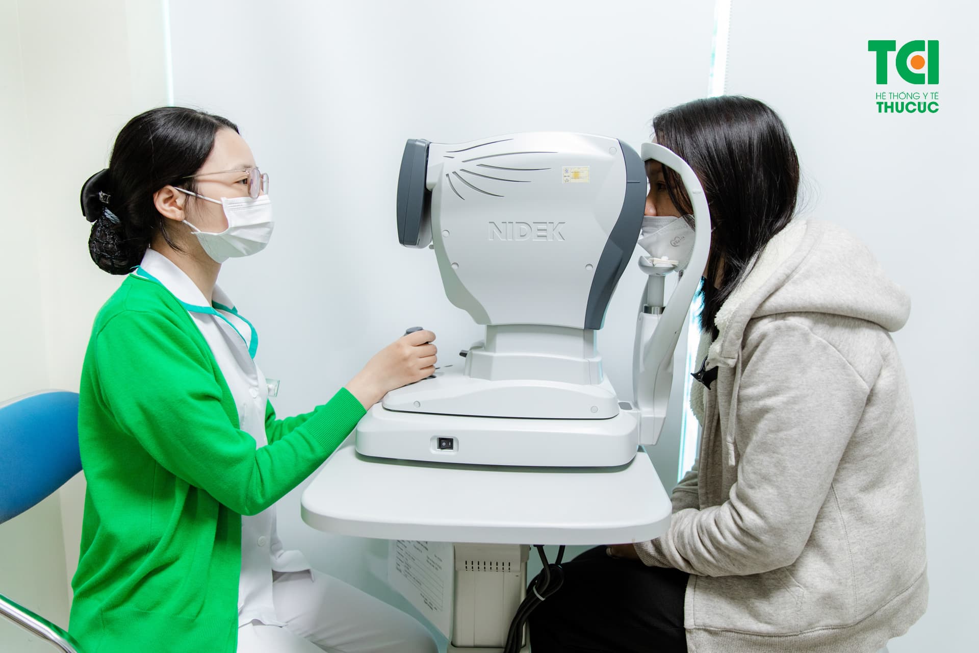 Bạn nên đến đơn vị kính mắt/ phòng khám măt/ bệnh viện uy tín để kiểm tra mắt và thị lực của mình trước khi cắt kính