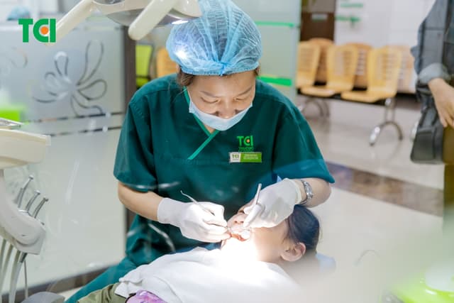 Cách chăm sóc lỗ hổng sau nhổ răng khôn nhanh lành