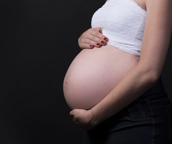 Thai nhi di chuyển xuống dưới hướng chậu, khiến tử cung nặng hơn là dấu hiệu mẹ sắp sinh