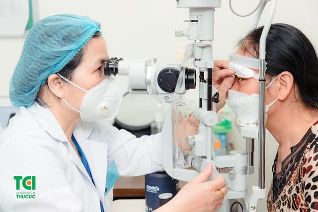 (Dân trí) “Cứu nguy” đôi mắt thoái hóa hoàng điểm, đục thủy tinh thể nặng